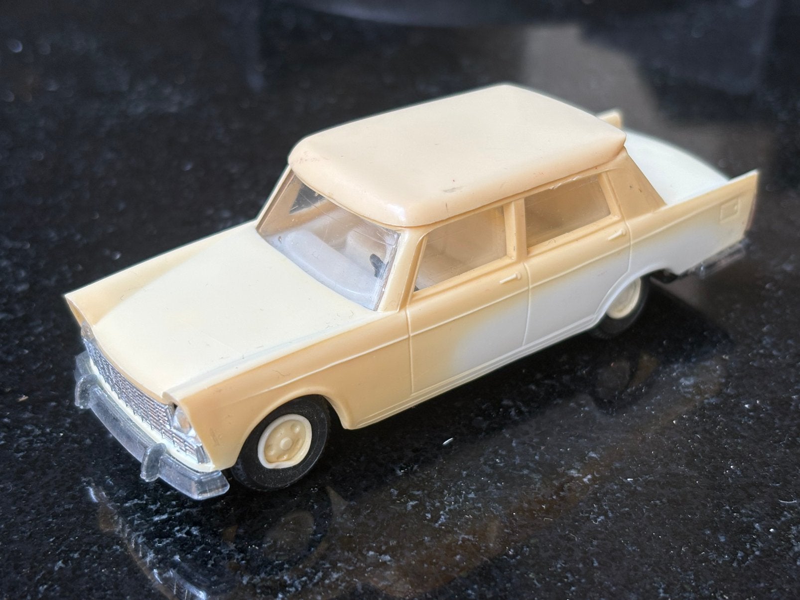 Fiat 1800 1:43 KDN vintage model, Hobby en Vrije tijd, Ophalen of Verzenden, Gebruikt, Auto, Overige merken