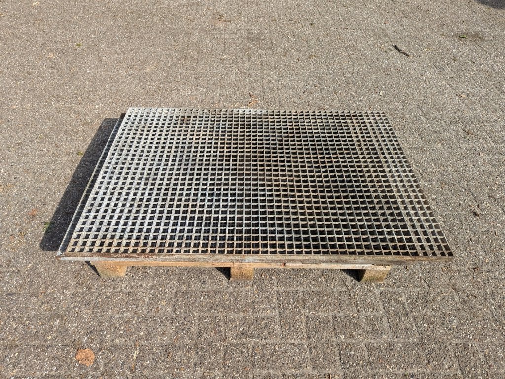 Stalen roosters bordes roostervloer., Ophalen, Overige materialen, 30 cm of meer, Gebruikt