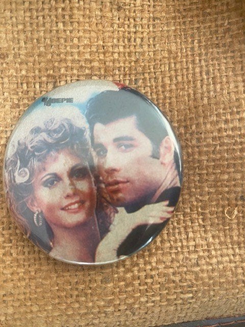 Button van John Travolta en Olivia Newton John Grease 2, Verzamelen, Ophalen of Verzenden, Zo goed als nieuw, Film, Overige typen