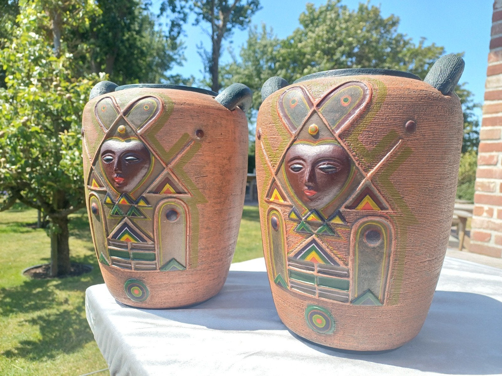 2 Zuid-Amerikaanse Terracotta Tuinvazen +/- 26 cm hoog € 20, Tuin en Terras, Ophalen