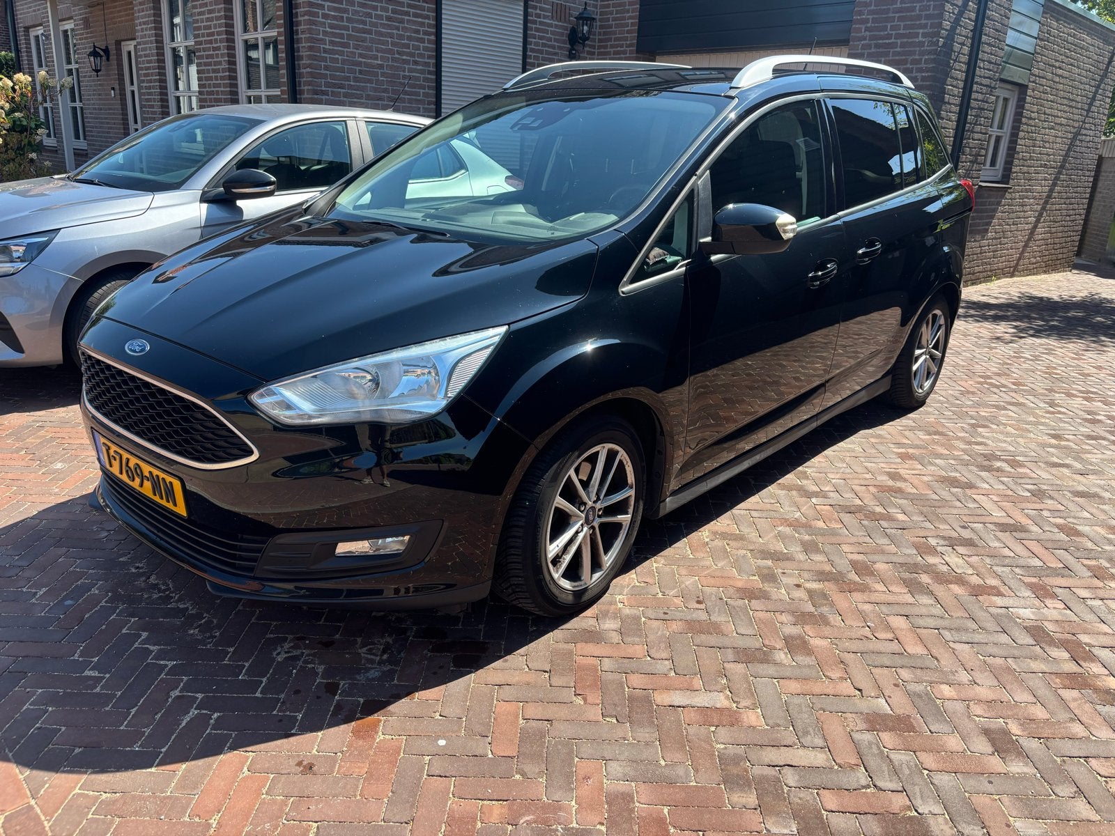 Ford Grand C-Max 1.0 Ecoboost 125pk 2019 Zwart 7 persoons, Voorwielaandrijving, Zwart, 7 stoelen, Handgeschakeld
