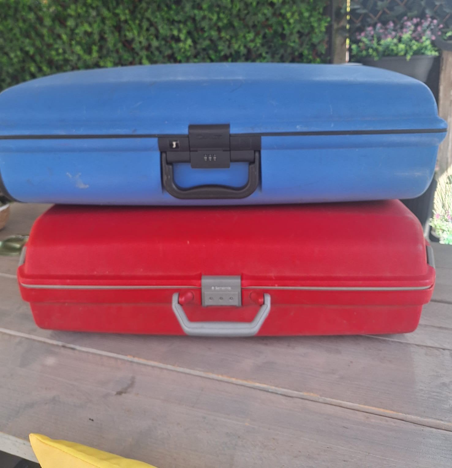 Set van 2 harde koffers: Carlton (blauw) en Samsonite (rood), Sieraden, Tassen en Uiterlijk, Koffers, Gebruikt, Hard kunststof