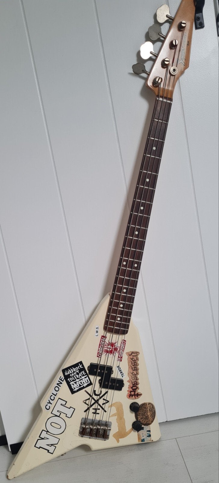 Fender Squier Katana Bas gitaar, Muziek en Instrumenten, Snaarinstrumenten | Gitaren | Bas, Ophalen, Gebruikt, Elektrisch