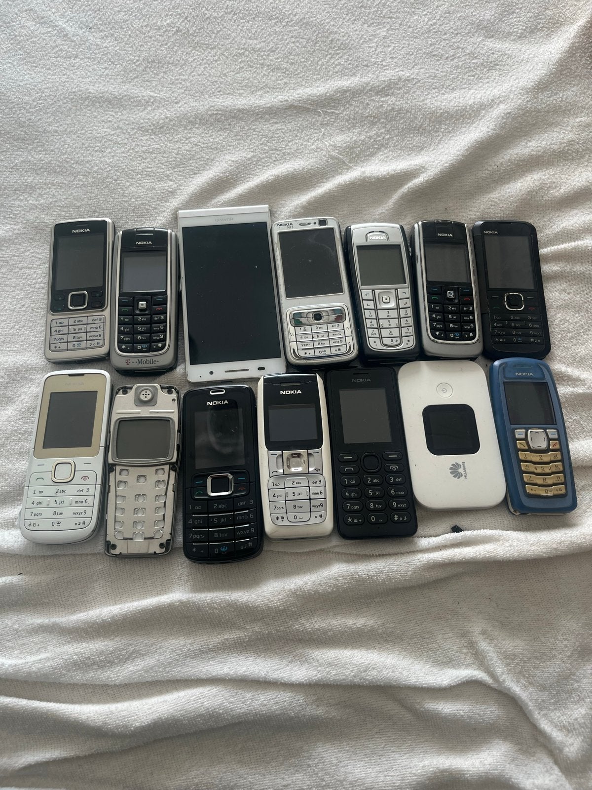 Partij van 13 Nokia telefoons en 1 Huawei modem, Telecommunicatie, Mobiele telefoons | Nokia, Gebruikt, Overige kleuren, Fysiek toetsenbord