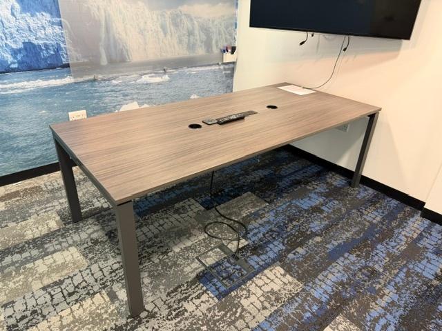 Steelcase Tafel/vergadertafel met stopcontact, Gebruikt, Spaanplaat of MDF, 100 cm, Bruin