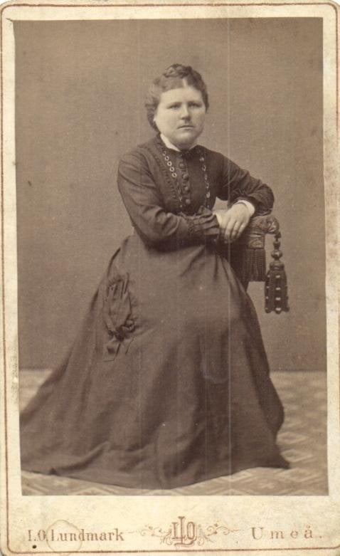 CDV - Zittende dam in jurk -L. Lundmark - Umea, Gebruikt, Verzenden, Foto, Buitenland
