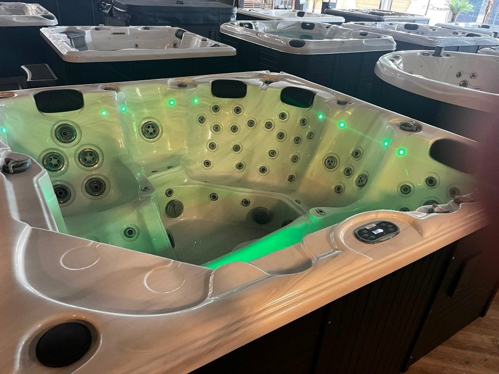 LUXE SPA/JACUZZI 6-PERS. - 2 LIGPLAATSEN - DIRECT LEVERBAAR!, Tuin en Terras, Ophalen, Zo goed als nieuw, Trap, Vast