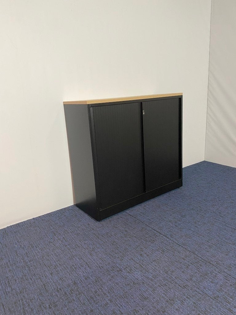 Foto 3 van 24 x Roldeurkast Ahrend, nieuw zwart gespoten, 105 x 120 cm.
