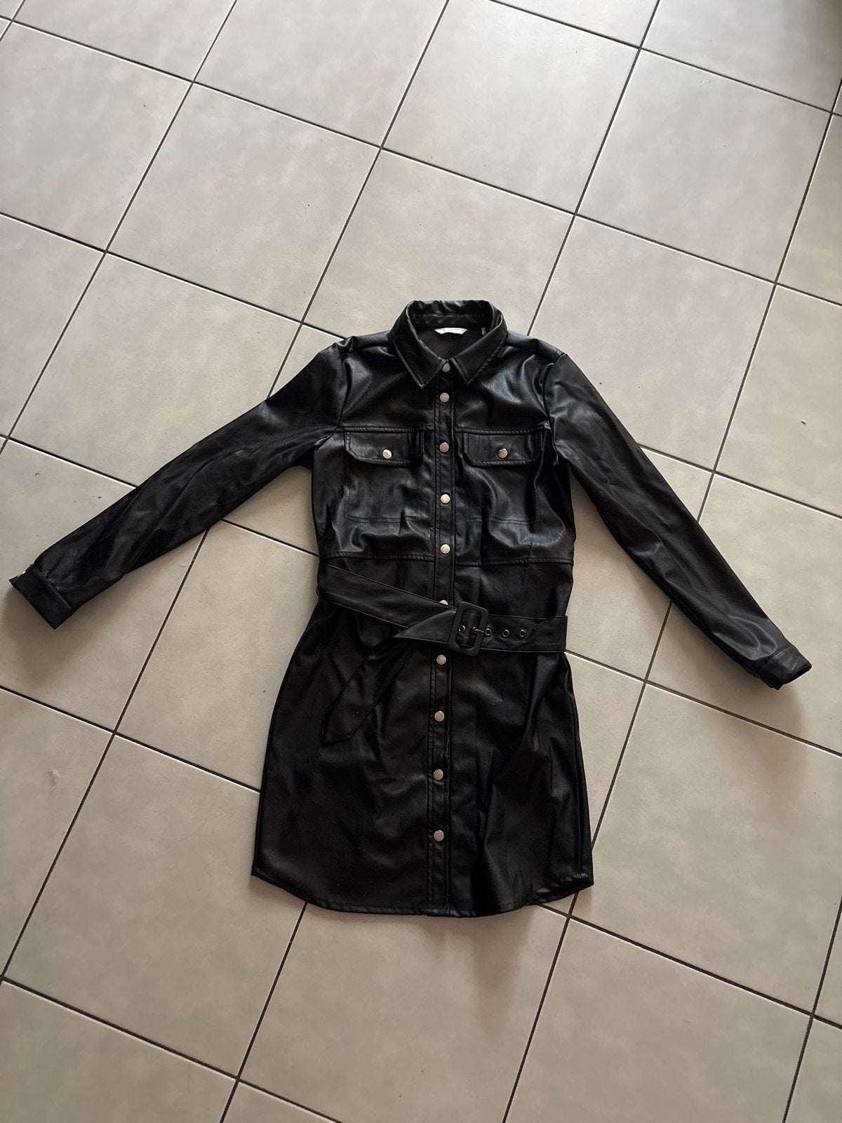 Zwart Lederlook Jurkje met Riem - The Sting Melting Stickhol, Kleding | Dames, Jurken, Verzenden, Zwart, Zo goed als nieuw, Maat 36 (S)