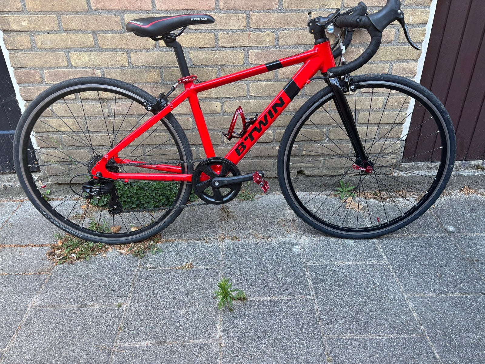 B'Twin kinder racefiets, rood, zo goed als nieuw, 26 inch, 10 tot 15 versnellingen, Aluminium, Minder dan 49 cm