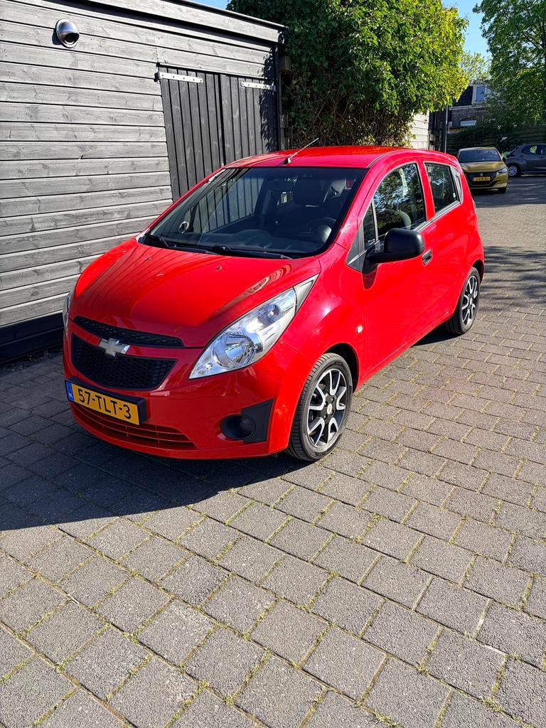 Chevrolet Spark 1.0 Bifuel 2012 Rood 31870KM, Auto's, 15 km/l, 37 €/maand, 4 cilinders, Origineel Nederlands