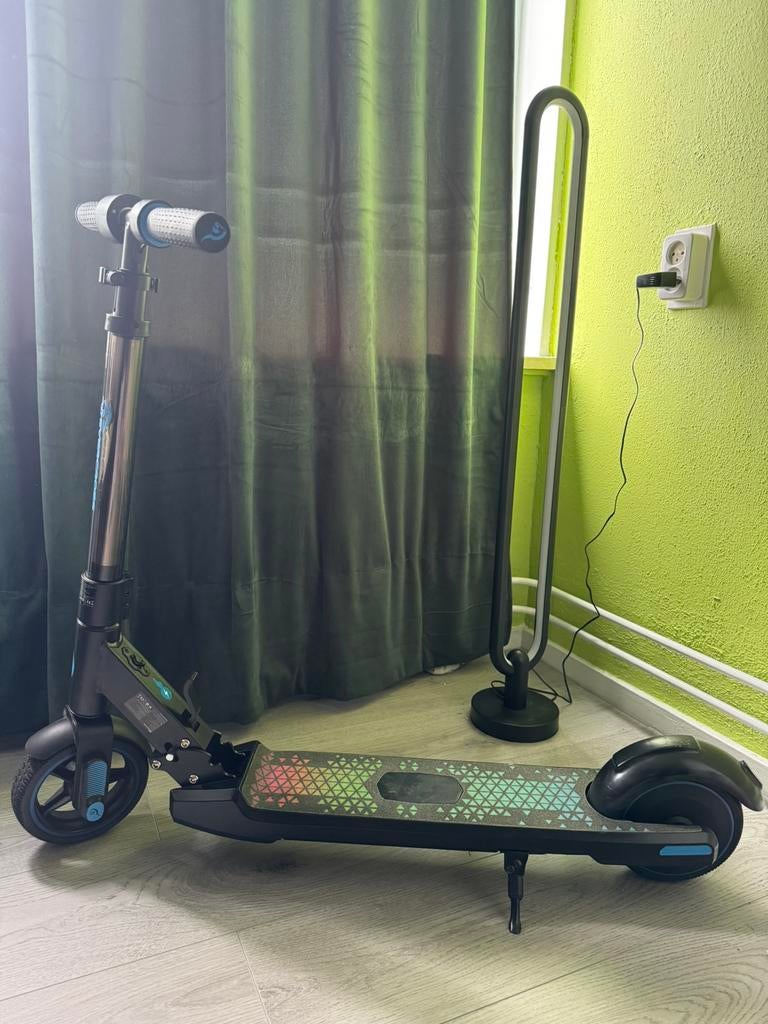 Elektrische kindersteps, Fietsen en Brommers, Steps, Ophalen, Zo goed als nieuw, Elektrische step (E-scooter)