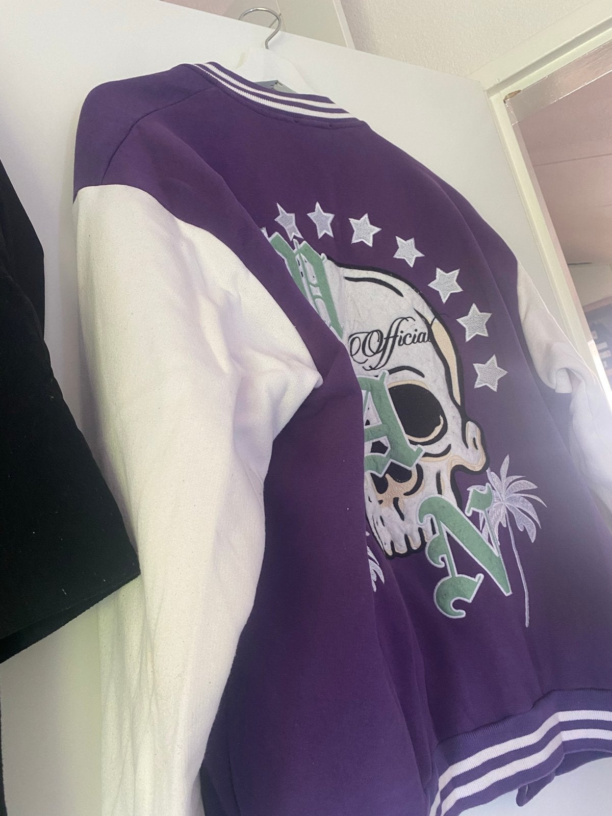 Heren varsity jack met doodshoofdprint - Maat L, Ophalen of Verzenden, Zo goed als nieuw, Maat 52/54 (L), Paars