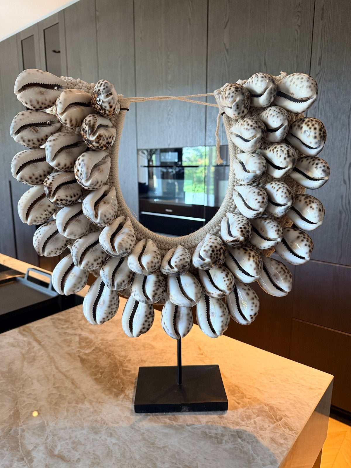 Decoratieve schelpenketting op standaard, Huis en Inrichting, Ophalen of Verzenden, Zo goed als nieuw