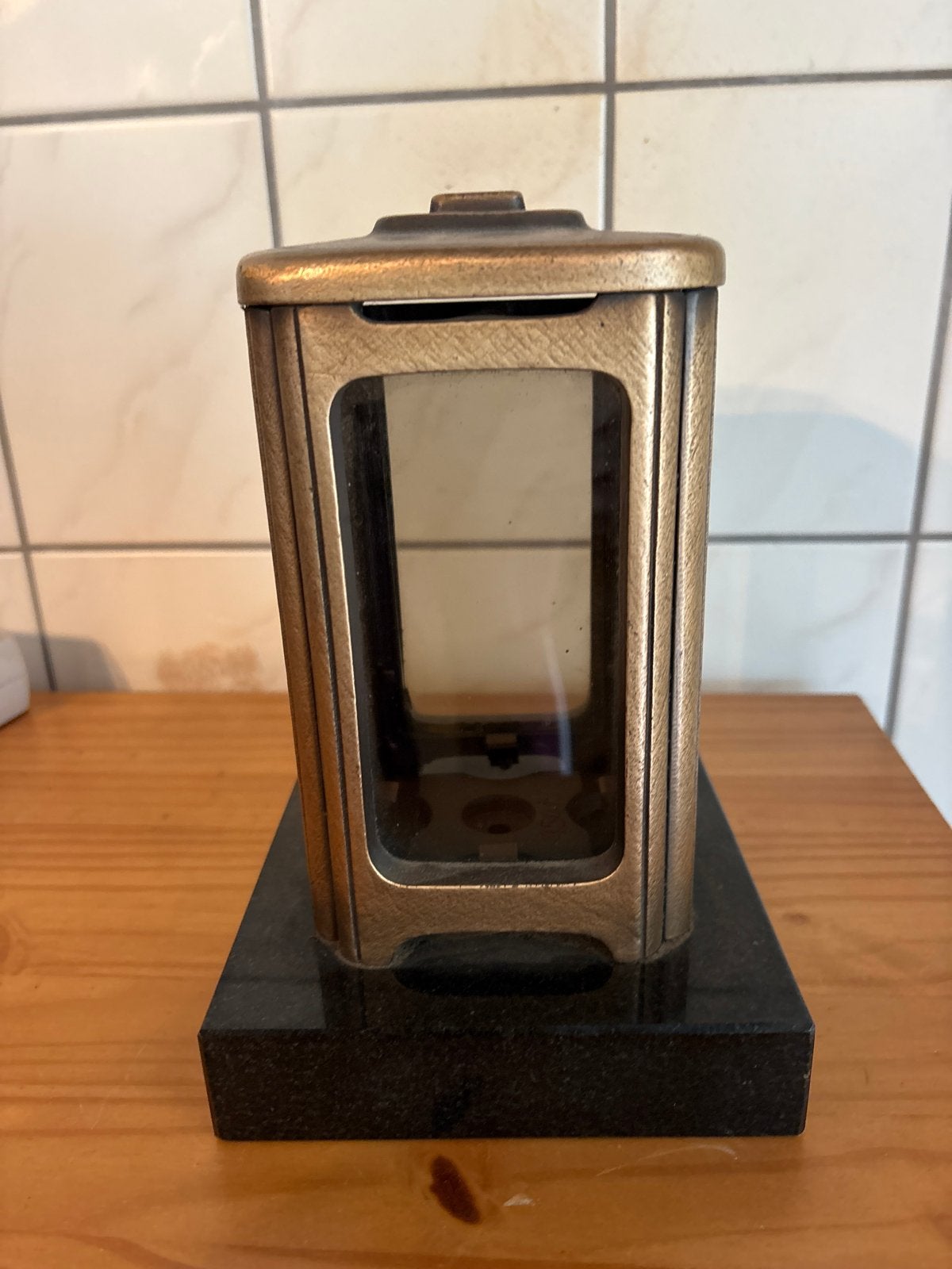 bronzen lantaarn op granieten voet / grafmonument, Ophalen, Staande lamp, Netvoeding, 50 tot 250 watt