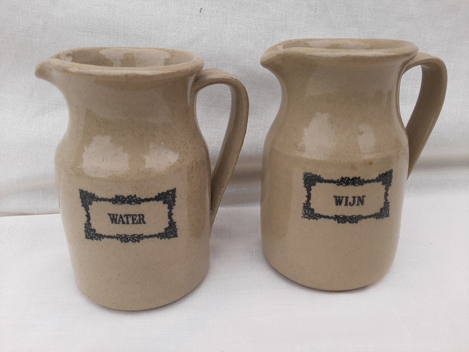 1 wijnkan en 1 waterkan/Moira Stoneware/ England, Huis en Inrichting, Ophalen of Verzenden