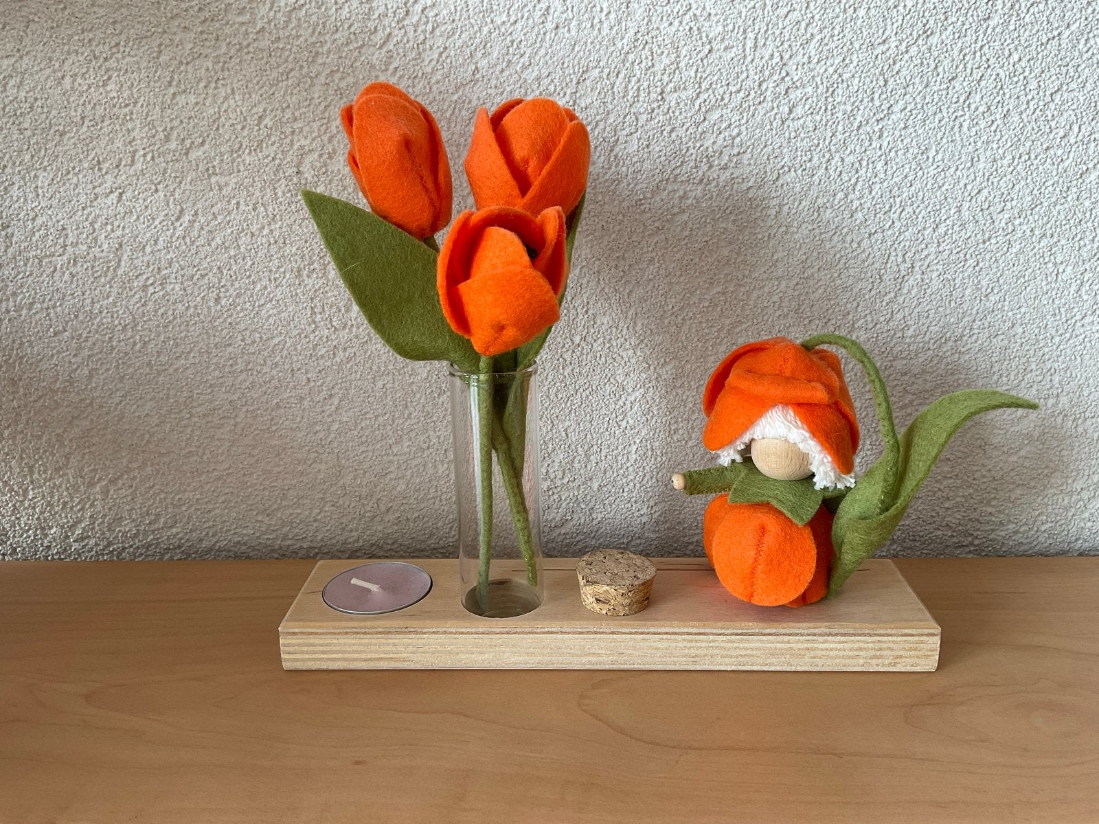 Vilt tulpenmeisje en tulpen in glazen buisje, Huis en Inrichting, Woonaccessoires | Overige, Overige stijlen, Ophalen of Verzenden