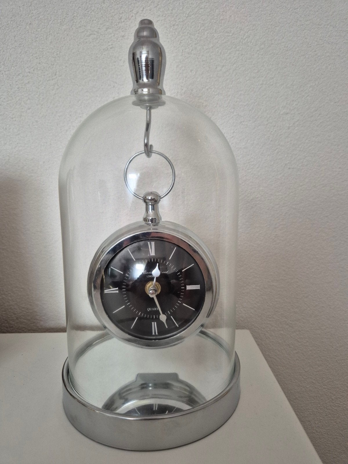 Mooie tafelklok met glazen stolp en batterij, Analoog, Werkt op batterijen, Ophalen of Verzenden, Zo goed als nieuw
