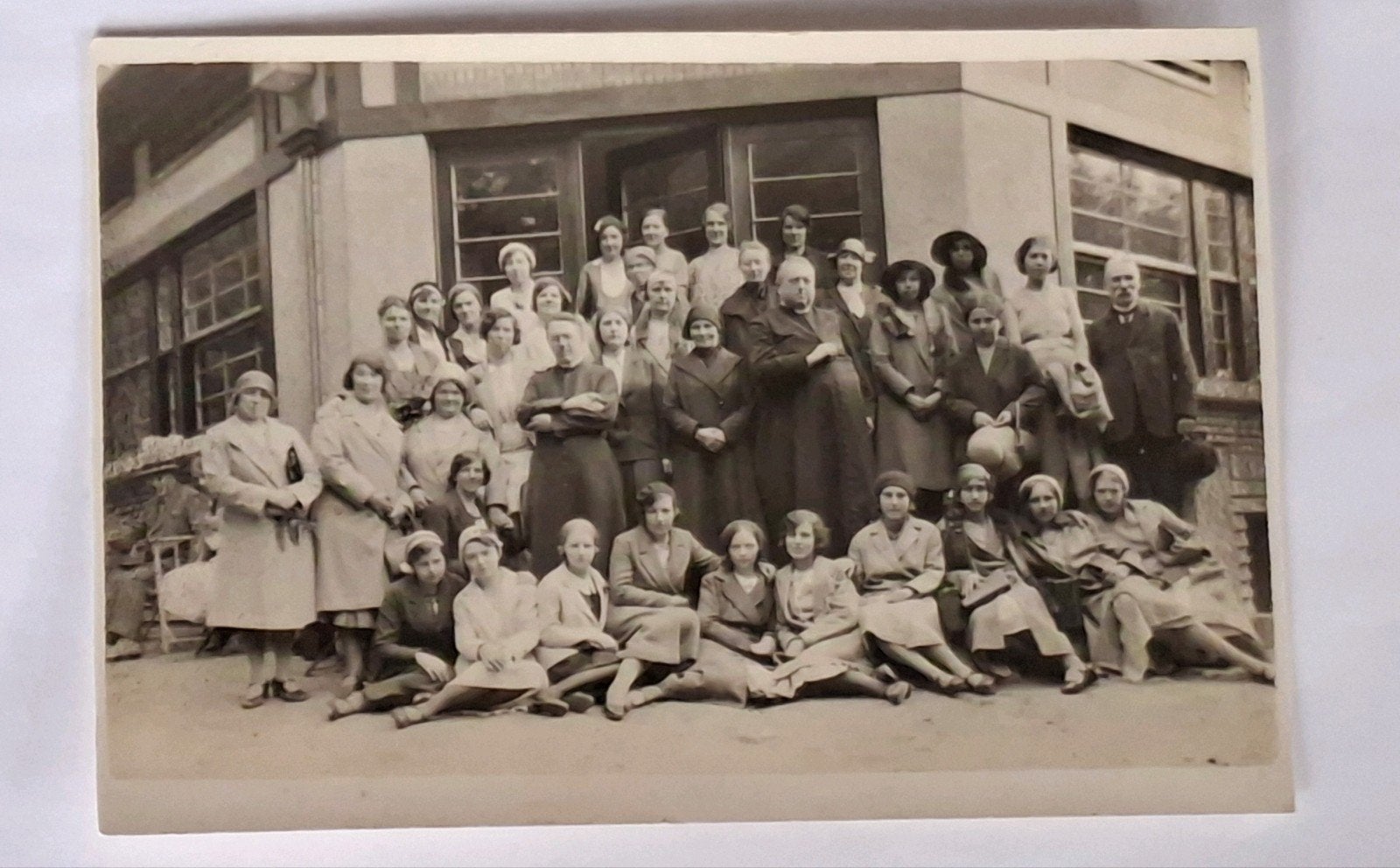 Fotokaart-groepsportret-vrouwen-meisjes-man-jas-hoed, Ophalen of Verzenden, Voor 1940, Overige onderwerpen, Foto