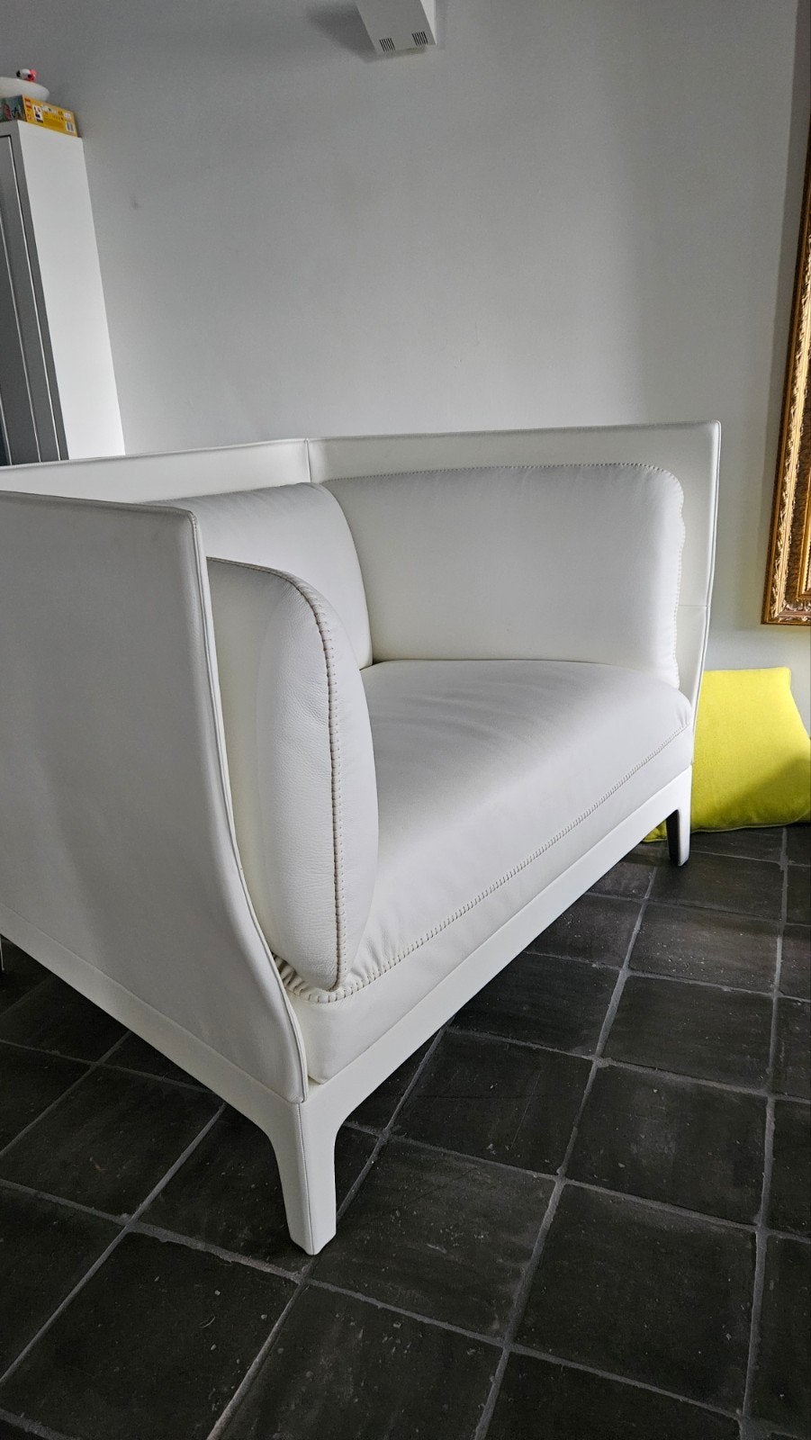 Love seat wit leder van Poltrona Frau. in Nieuwstaat, Huis en Inrichting, Fauteuils, Ophalen, Zo goed als nieuw, 75 tot 100 cm
