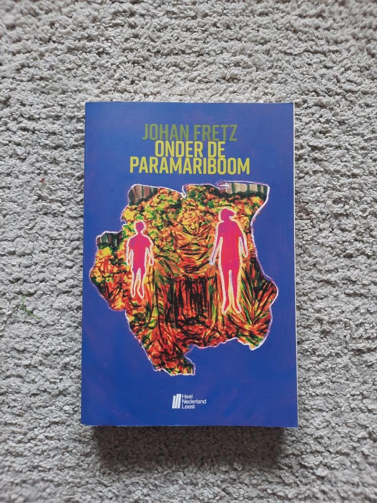 Johan Fretz - Onder de Paramariboom (boek), Ophalen of Verzenden, Zo goed als nieuw, Johan Fretz