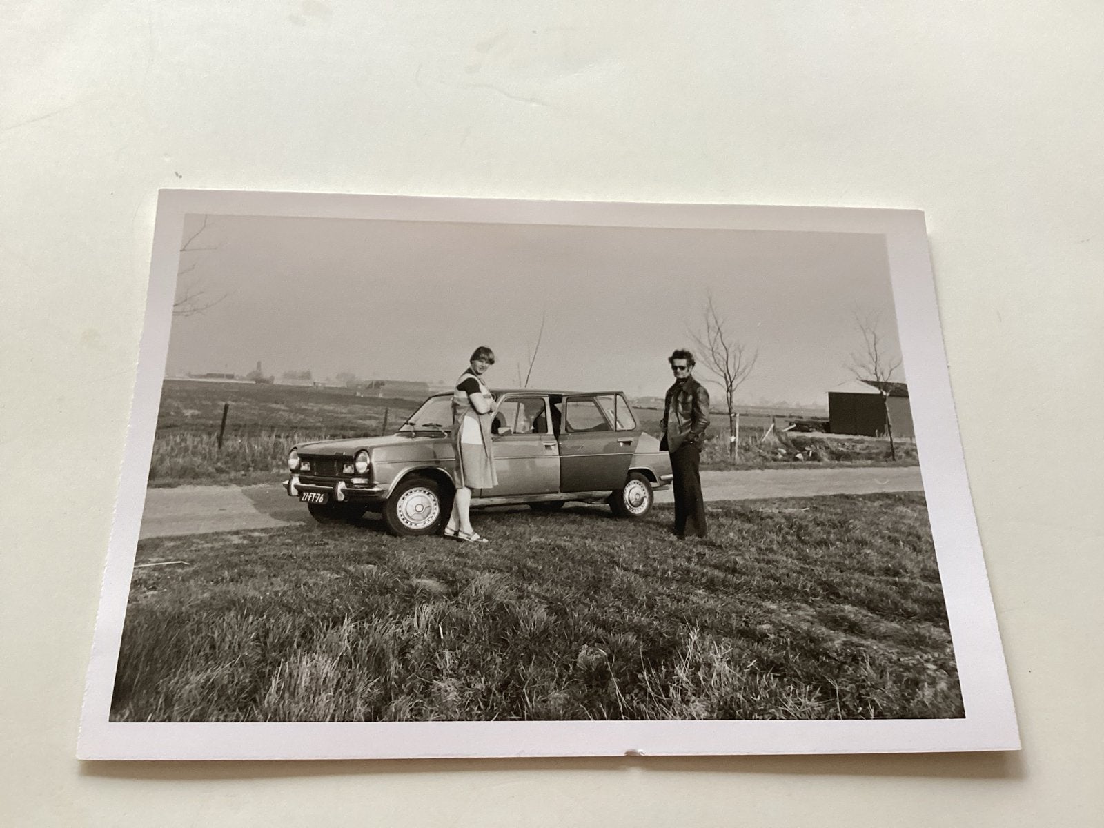 Man en vrouw bij auto, jaren '70 afm is 7.5x11 cm, 1960 tot 1980, Gebruikt, Foto, Ophalen of Verzenden