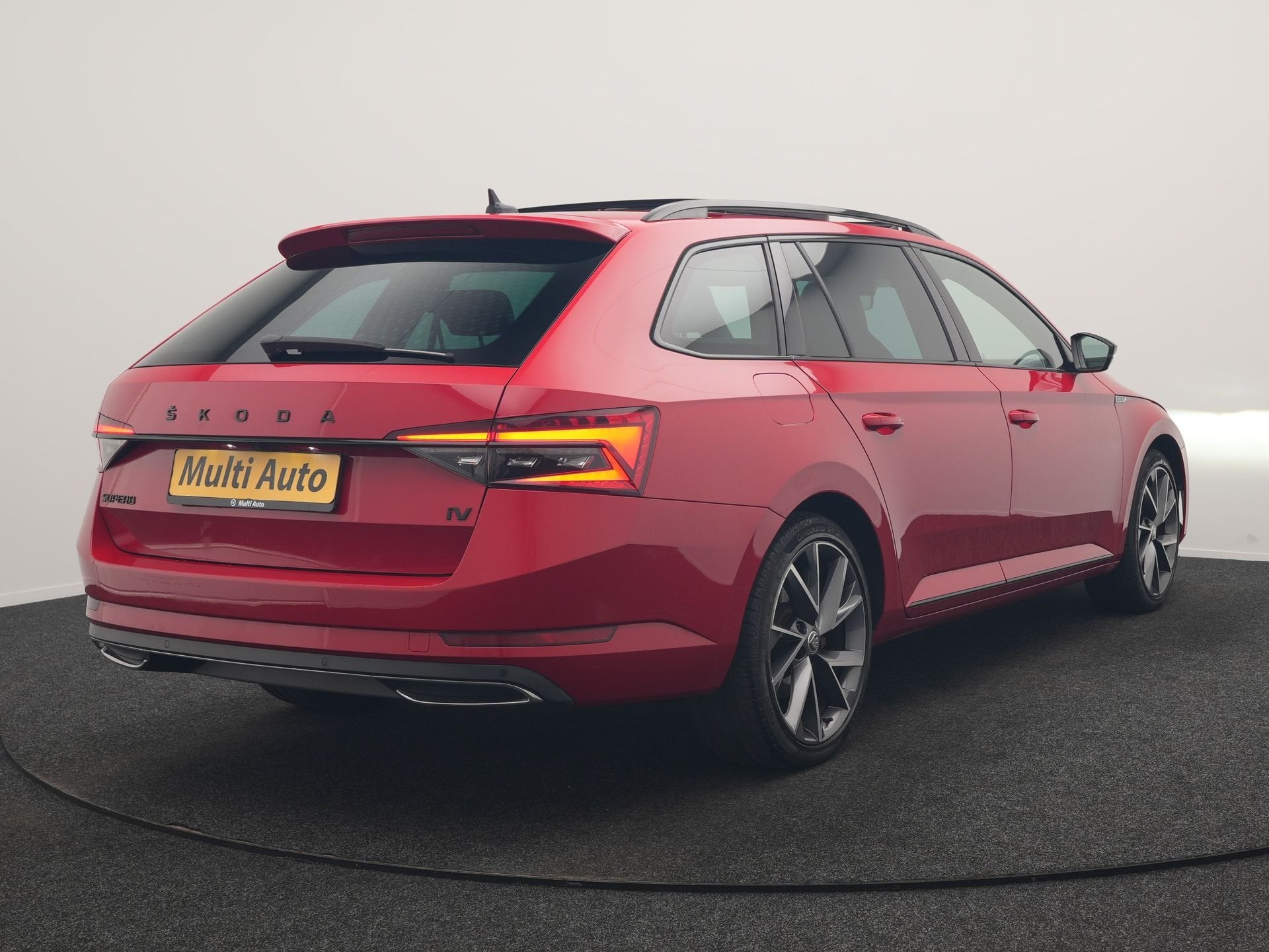 Skoda Superb Combi 1.4 TSI iV Sportline Business PHEV 218pk, Auto's, Dealer onderhouden, Gebruikt, Zwart, 4 cilinders