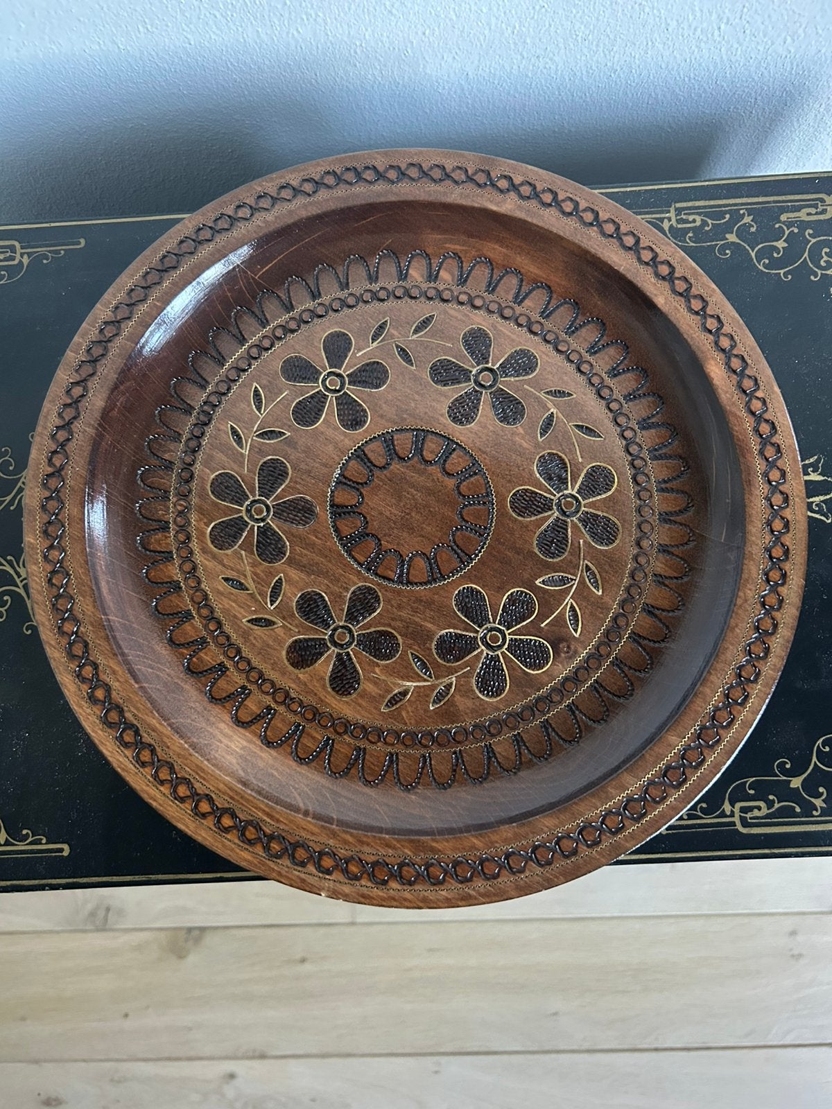 Fraai bewerkt houten bord ingelegd met koper, Ophalen of Verzenden, Zo goed als nieuw, Rond, Hout