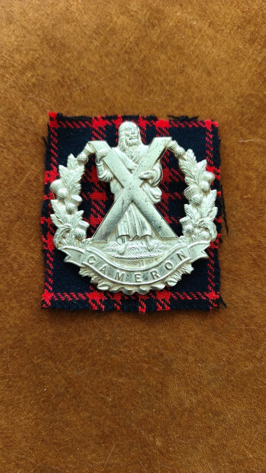 Originele WW2 verzilverde Officier badge Cameron Highlanders, Ophalen of Verzenden, Landmacht, Engeland, Embleem of Badge