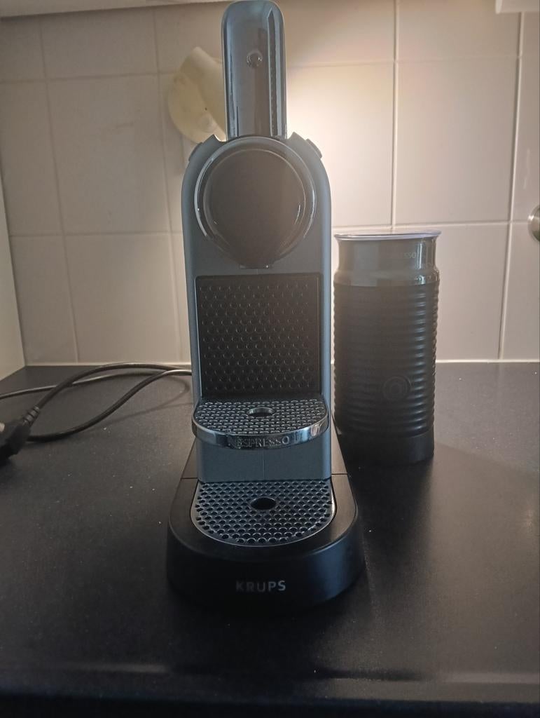 Krups Nespresso machine met melkopschuimer, Gebruikt, Espresso apparaat, Ophalen of Verzenden, Koffiepads en cups