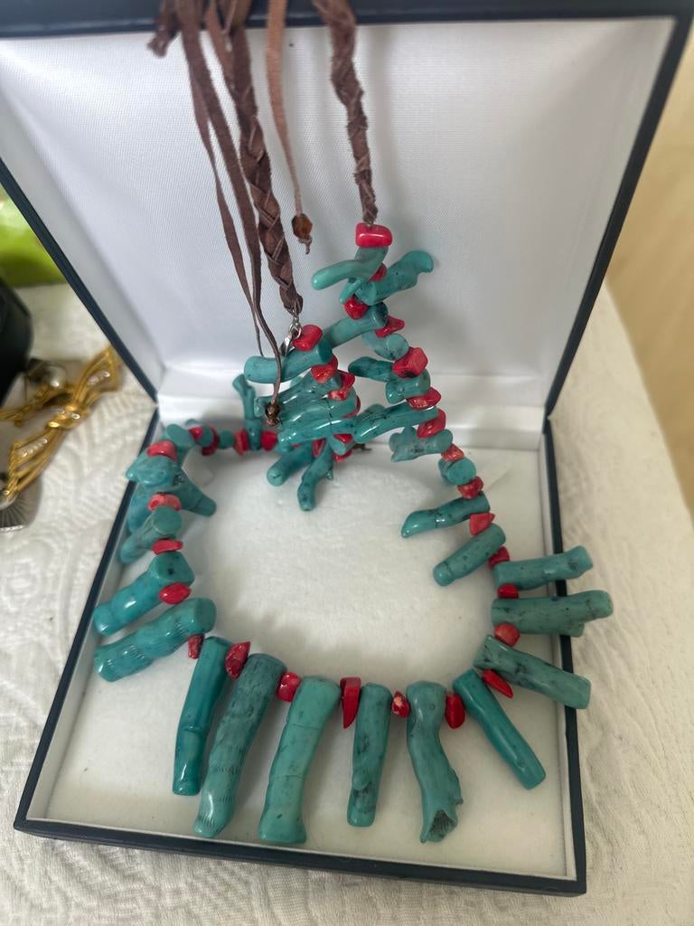 Unieke turquoise en rode koraal ketting, Blauw, Ophalen of Verzenden, Zo goed als nieuw, Steen of Mineraal