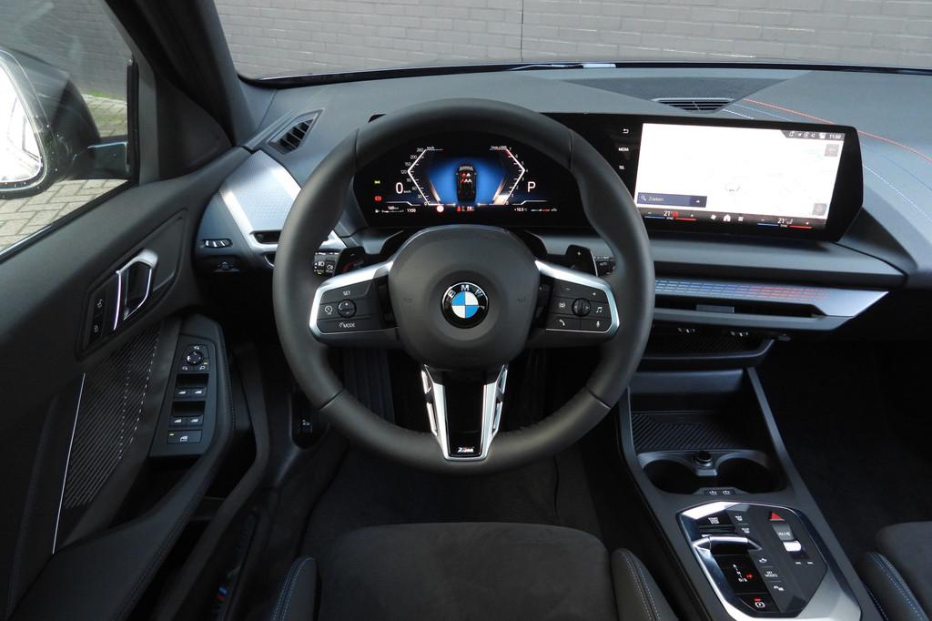 BMW 1 Serie 120 M Sport Automaat / Panoramadak / Sportstoele, 156 pk, Met garantie (alle), Zwart, Origineel Nederlands