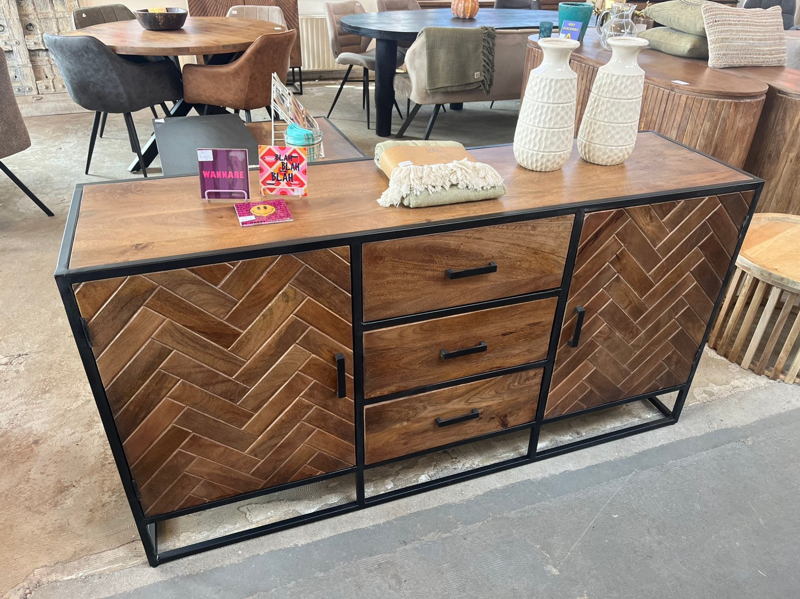 Magazijn leegverkoop dressoir mangohout visgraat metaal zwar, Hout, Nieuw, Ophalen of Verzenden, Info@wkhome.nl
