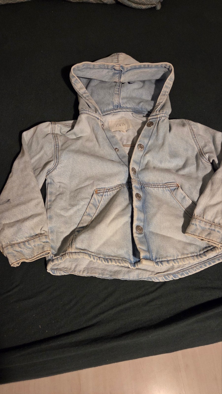 Zara spijkerjasje met capuchon voor kinderen, Kinderen en Baby's, Kinderkleding | Maat 110, Gebruikt, Jongen of Meisje, Ophalen of Verzenden