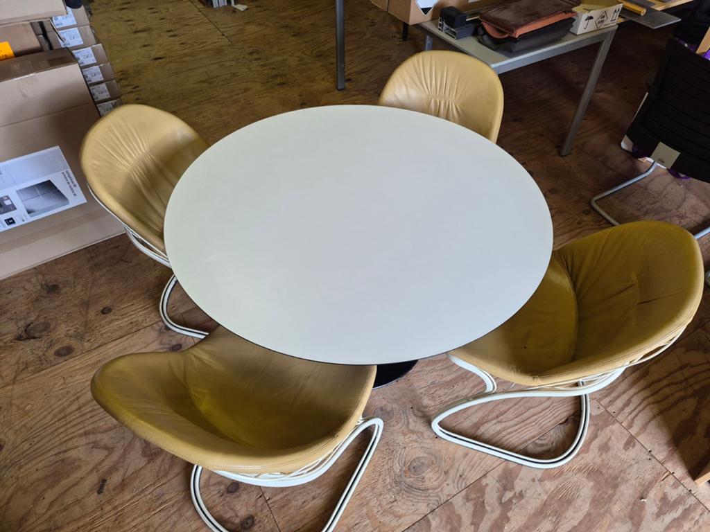 Ronde tafel met HPL blad en 4 stoelen (1 met brandplek), Huis en Inrichting, Tafels | Eettafels, Gebruikt, Rond, Ophalen of Verzenden