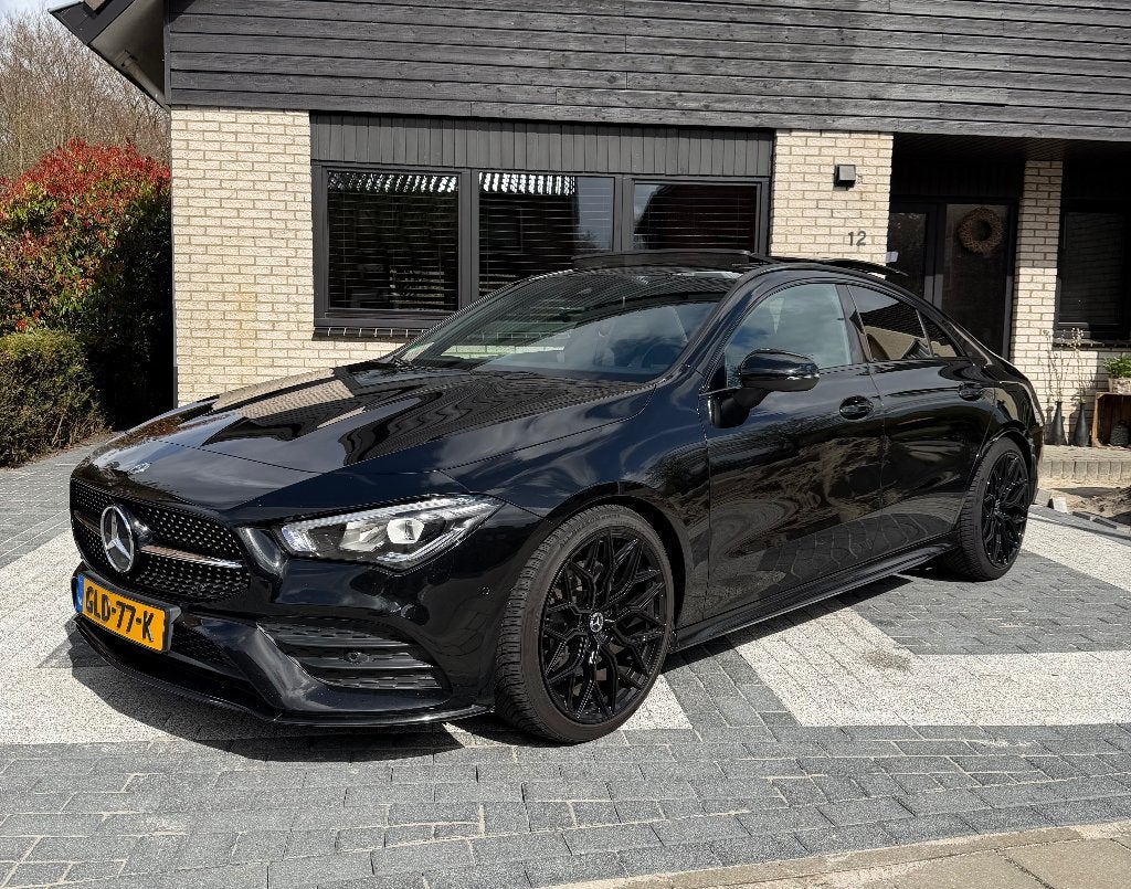 Mercedes-Benz CLA 200 AMG Line Pano Camera Full Black 2020, Auto's, CLA, 4 cilinders, Alcantara, Particulier