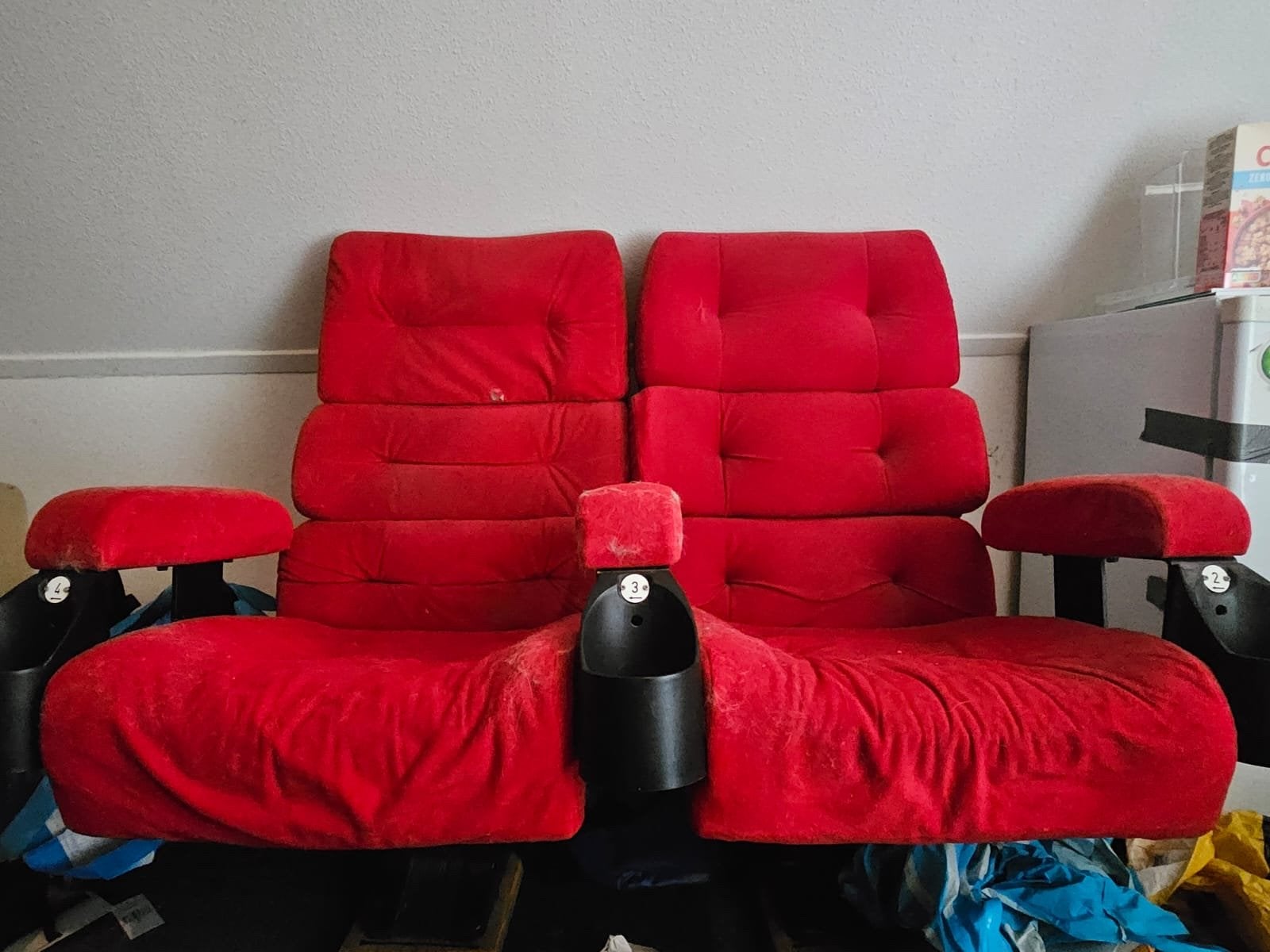 Twee rode bioscoopstoelen met bekerhouders, Ophalen, Gebruikt, Twee, Stof