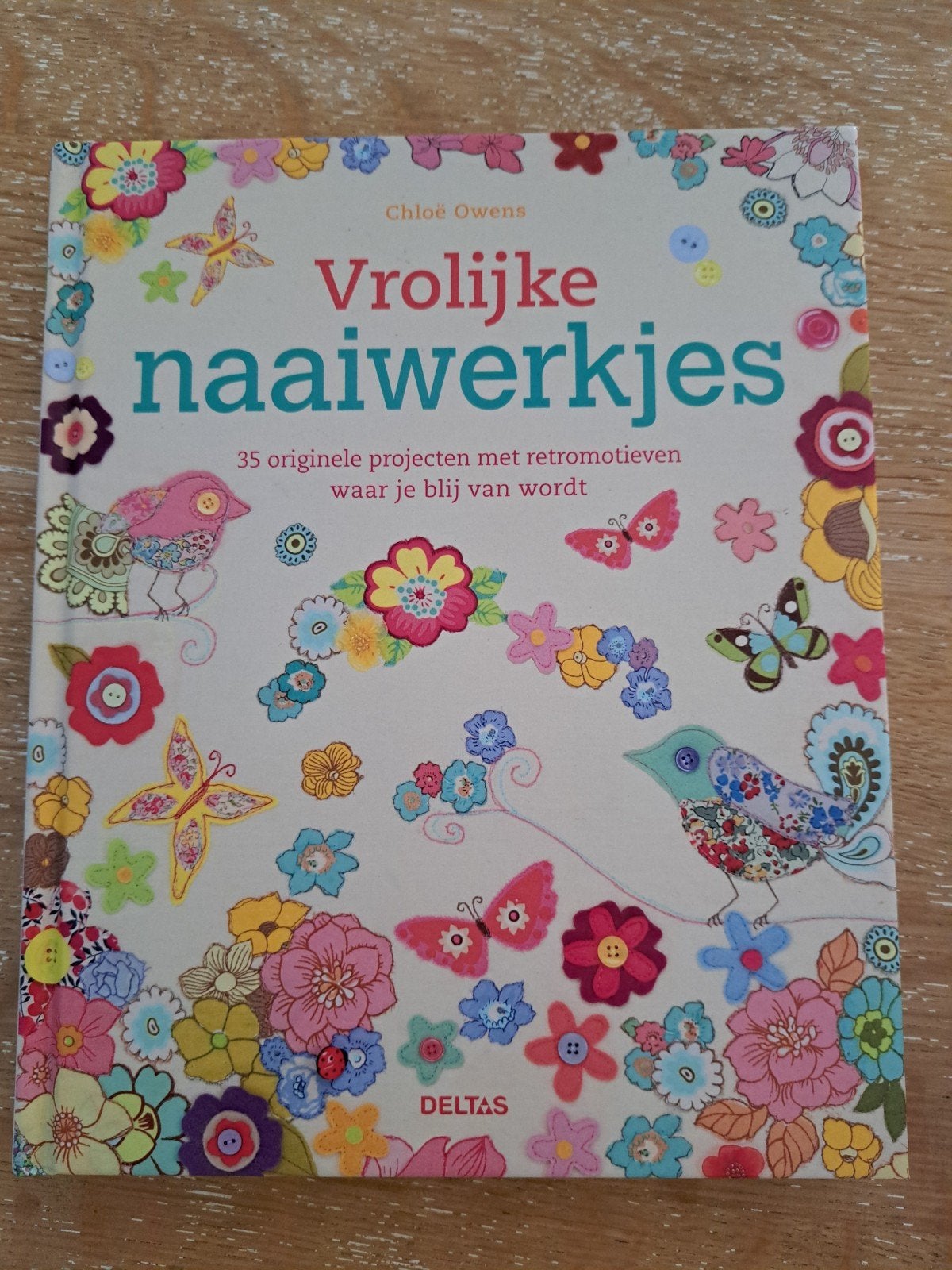 Vrolijke Naaiwerkjes:  Chloe Owens, Ophalen of Verzenden, Zo goed als nieuw, Chloë Owens, Borduren en Naaien