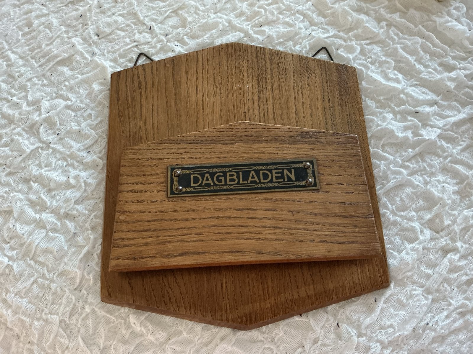 Vintage houten krantenbak met 'Dagbladen' plaatje, Gebruikt, Wandmontage, Hout, Krantenbak