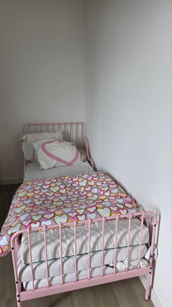 Roze eenpersoonsbed met hartjes dekbed, Gebruikt, 90 cm, Ophalen of Verzenden, Speels, Kinderkamer