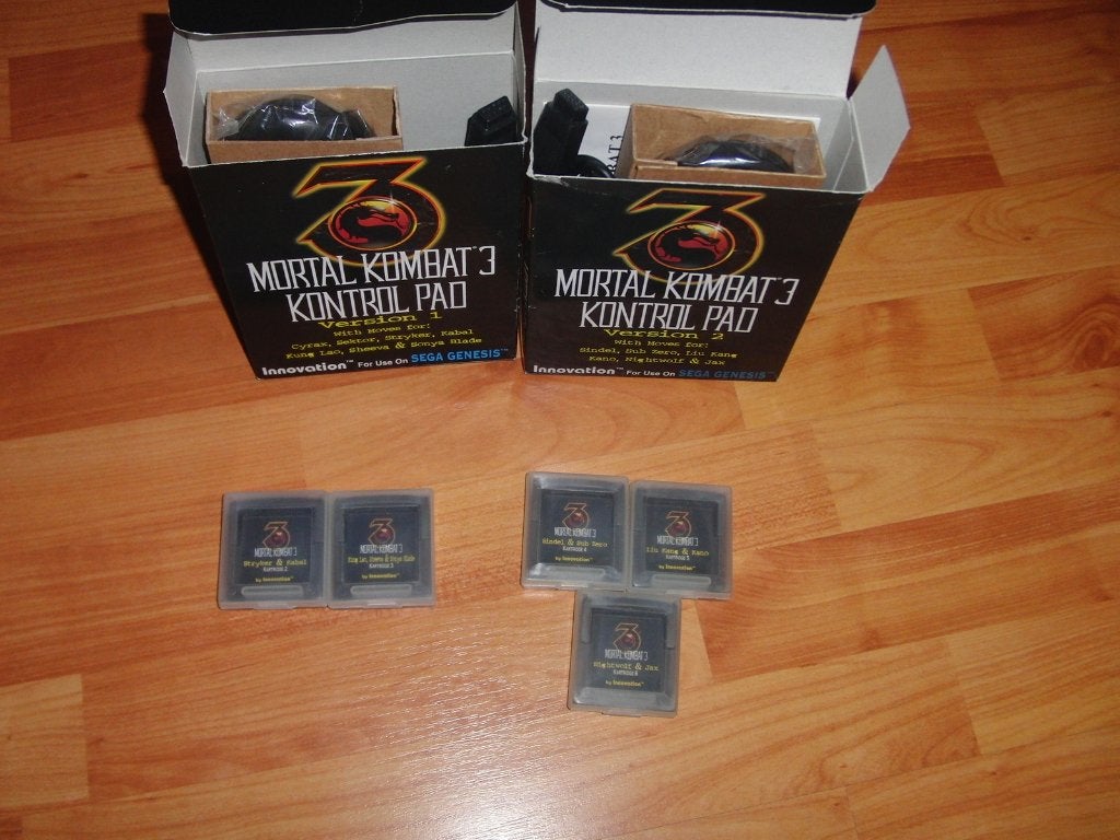 Zeldzame Mortal Kombat 3 Kontrol Pad SET (V1 + V2), Ophalen of Verzenden, Zo goed als nieuw, Met 2 controllers, Mega Drive