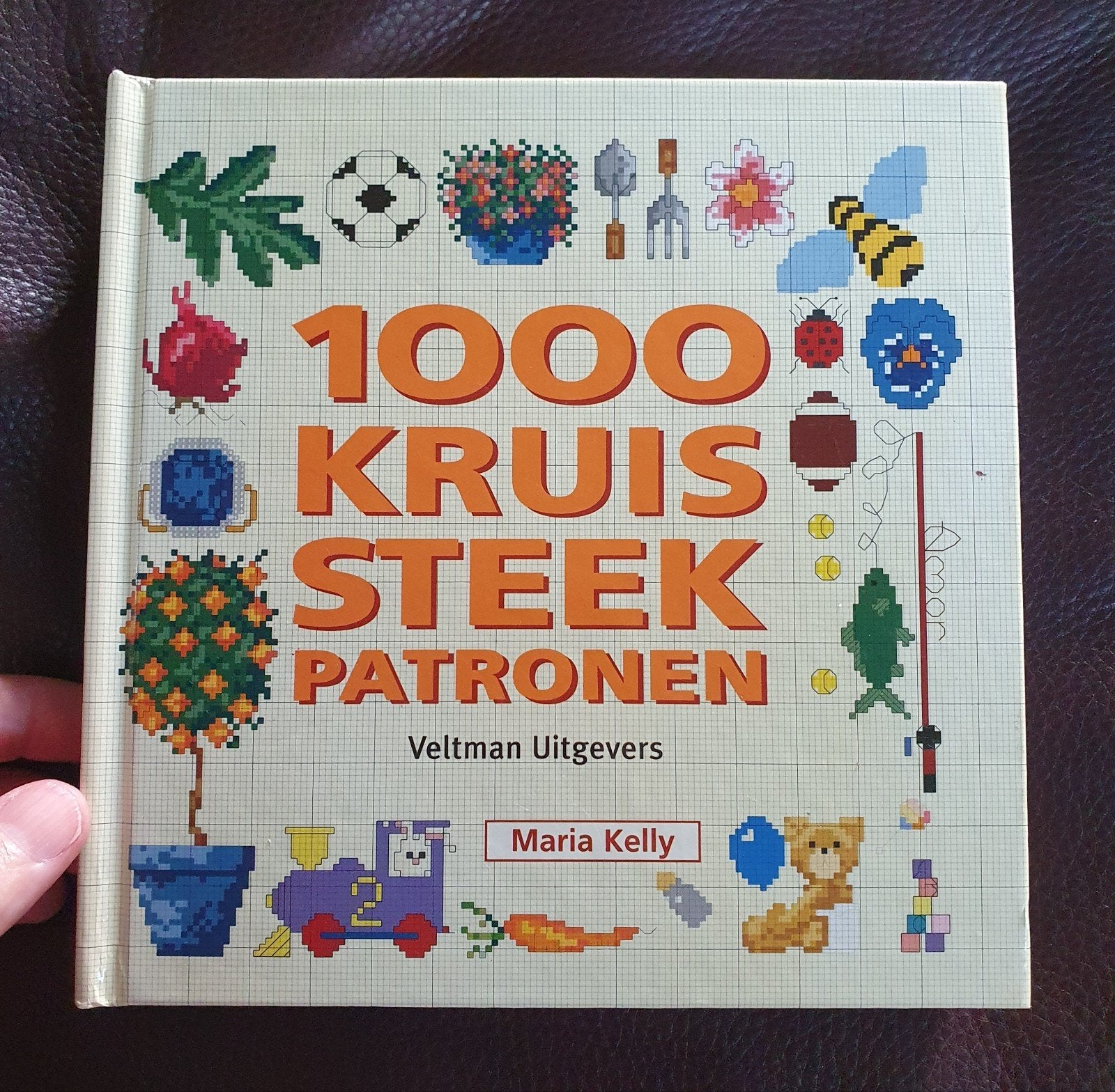 nieuw! 1000 kruissteek borduurpatronen boek 2004, Hobby en Vrije tijd, Verzenden, Patroon