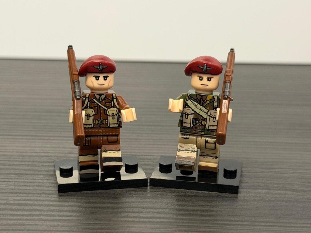 2 x WW2 British paratrooper "Red Devil" Minifigures, Ophalen of Verzenden, Luchtmacht, Engeland, Miniatuur of Beeldje