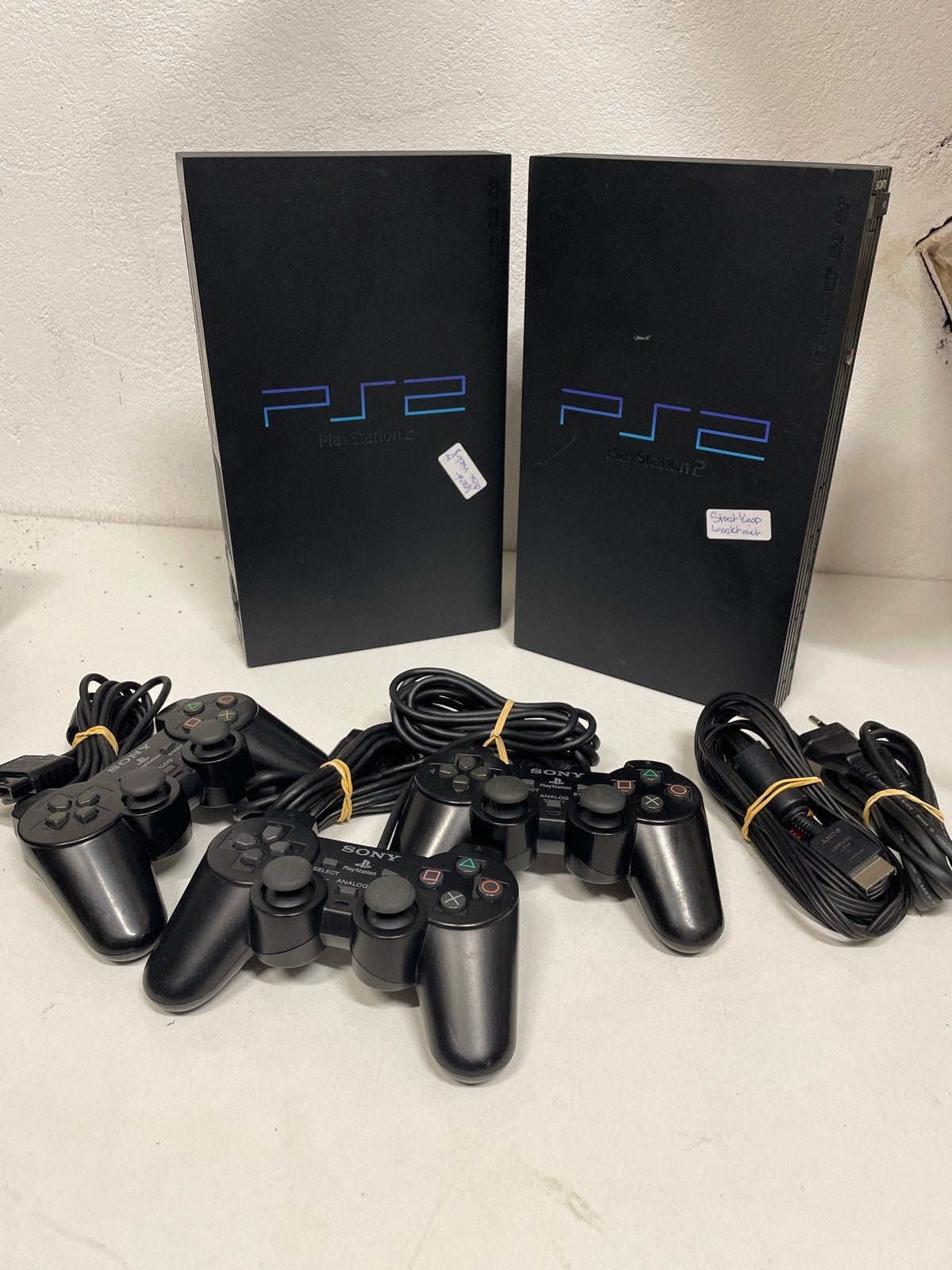 2x PlayStation 2 met kuren en 3 controllers, Spelcomputers en Games, Spelcomputers | Sony PlayStation 2, Niet werkend, Slim, Zwart