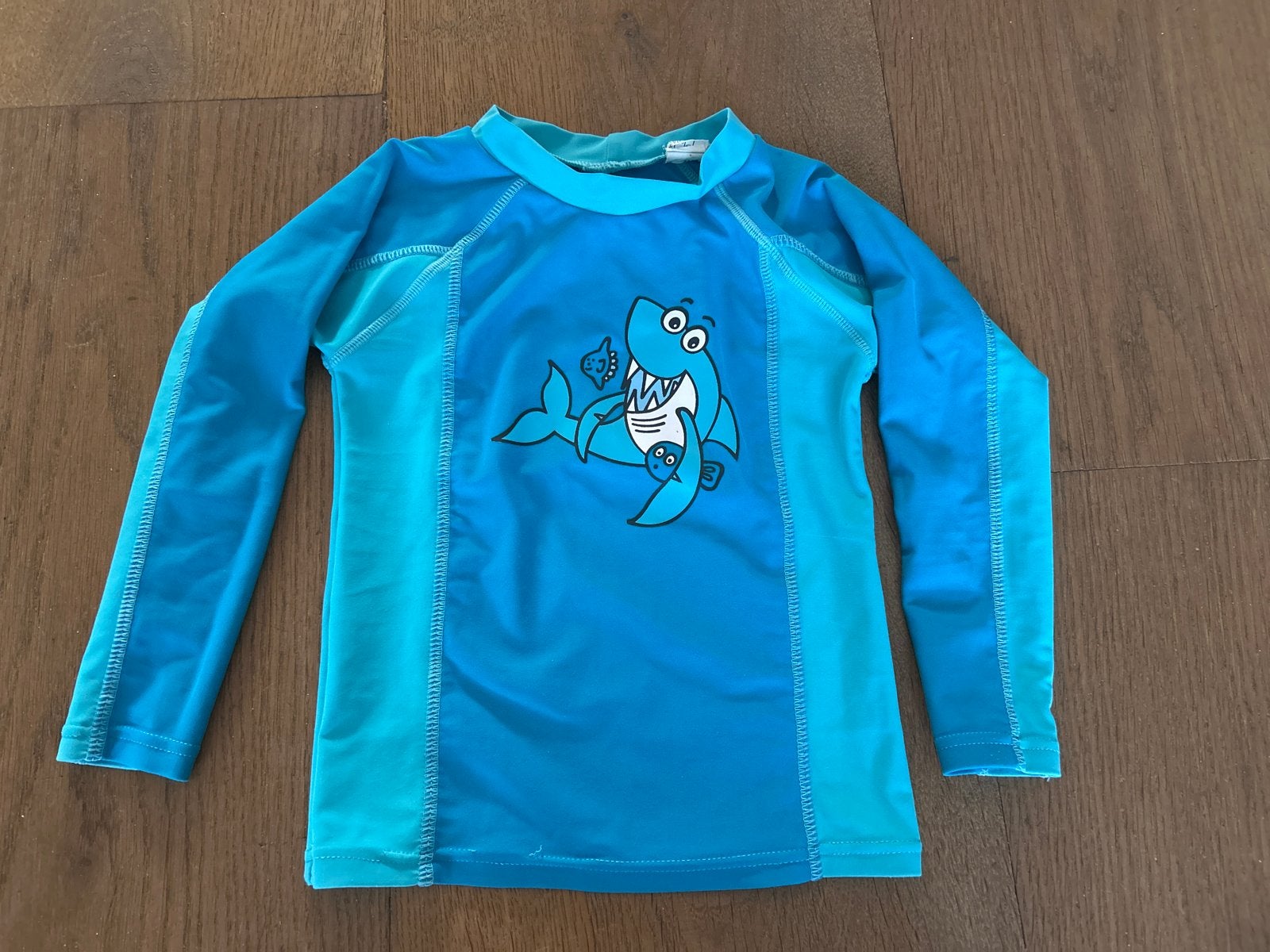 UV shirt maat 98 met haaienprint, Ophalen of Verzenden, Gebruikt, Jongen, Sport- of Zwemkleding
