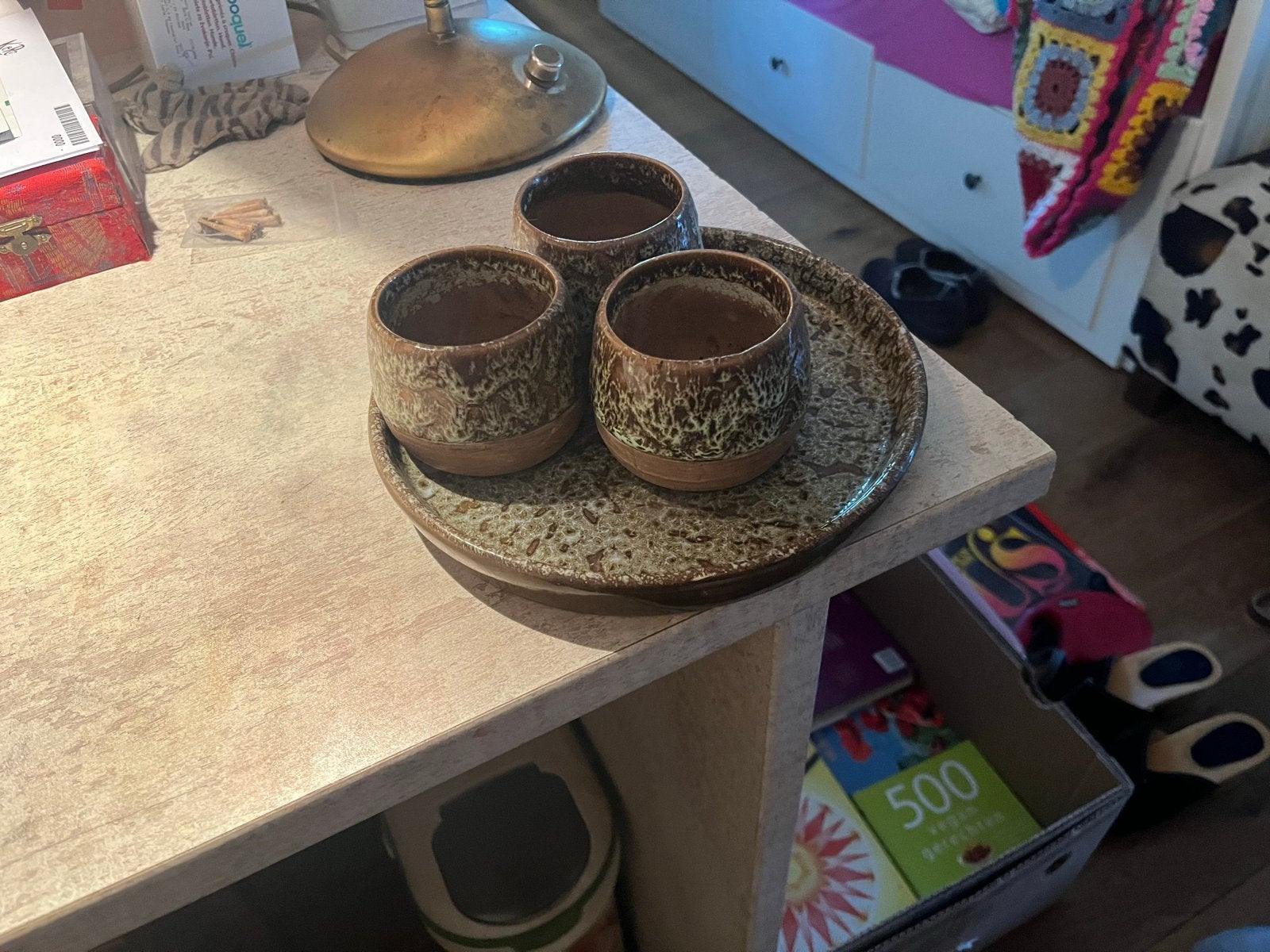 Aardewerk kopjes en schotel, vintage stijl, Gebruikt, Vintage, Ophalen of Verzenden, Kop(pen) en/of Schotel(s)