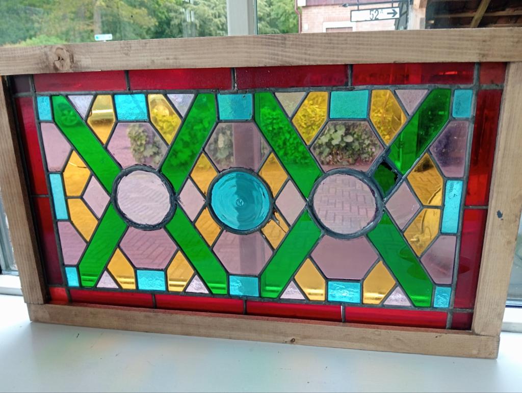 Mooi kleurrijk glas in lood raam zeer oud ! 25 euro, Antiek en Kunst, Ophalen