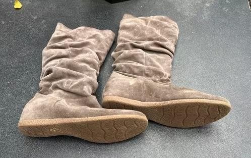 Beige suede laarzen maat 44, Kleding | Dames, Hoge laarzen, Beige, Ophalen of Verzenden, Zo goed als nieuw