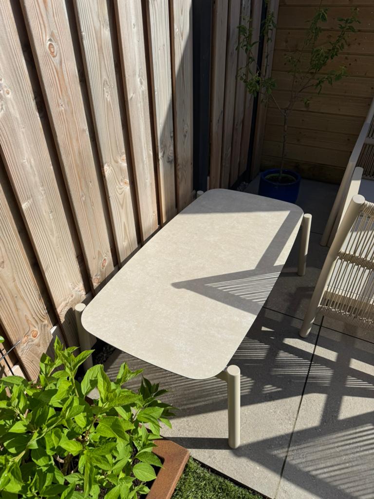 Buitentafel beige met glasplaat (Loungeset Bali Intratuin), Tuin en Terras, Tuintafels, Ophalen, Nieuw, Rechthoekig, Aluminium