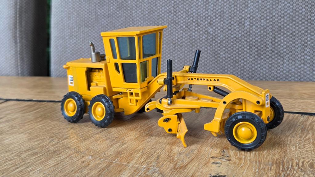 Vintage Joal Cat 12G road grader 1:50 modelauto, Hobby en Vrije tijd, Modelauto's | 1:50, Verzenden, Gebruikt, Hijskraan, Tractor of Landbouw